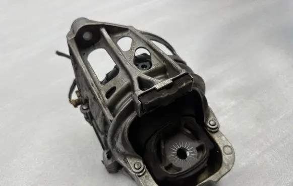Audi Q7 4M Engine mount bracket 4M0199371FE 21102020 4M0199371