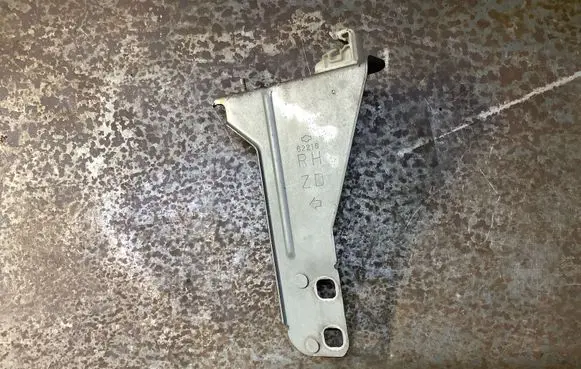 Nissan X-Trail T30 Headlight/headlamp mounting bracket 62216