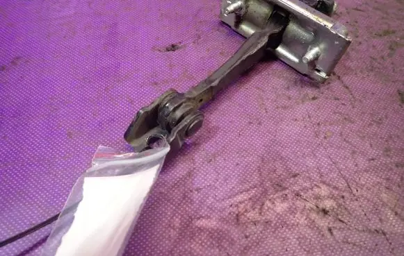 Opel Corsa E Front door check strap stopper 13242975