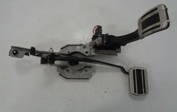 Peugeot 5008 II Brake pedal 9813503180