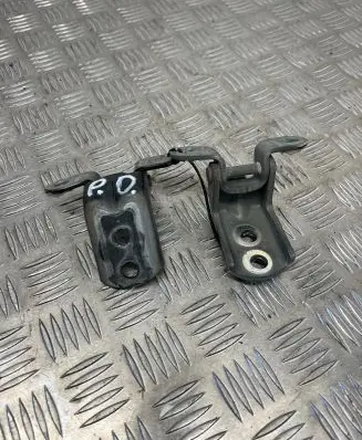 Nissan Qashqai Front door upper hinge