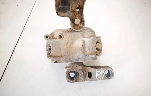 Engine mount bracket
