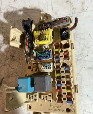 Toyota Avensis T250 Fuse module 82641CA020F 4000329977 03011701554501