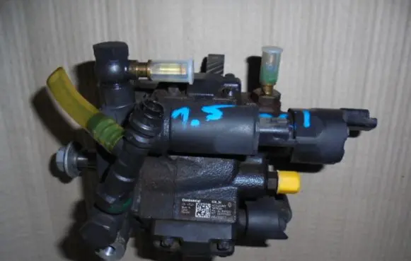Renault Megane III Fuel injection high pressure pump 8200704200