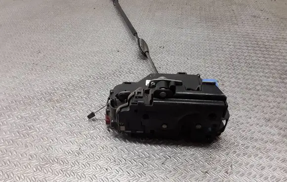Volkswagen Golf Plus Front door lock 3D1837016