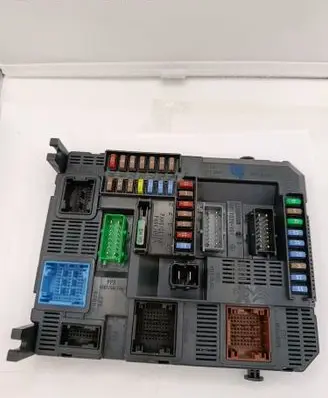 Peugeot 208 I Fuse box set E1064159
