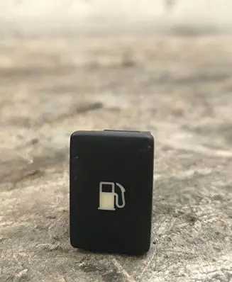 Toyota Avensis T270 Fuel tank opening switch 15C252
