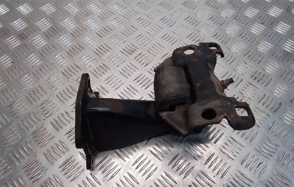 Nissan Navara D40 Engine mount bracket