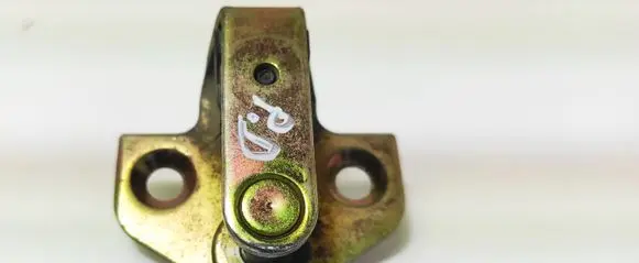 Ford Mondeo Mk III Front door lock loop/hook striker 