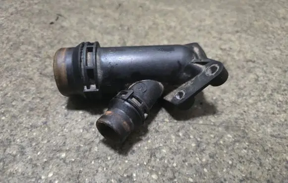 BMW 5 E39 Engine coolant pipe/hose 2247744