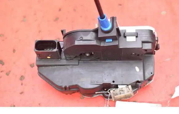 Opel Astra J Front door lock 3023880