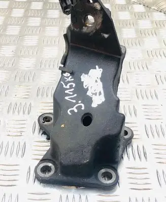 Nissan Pathfinder R51 Engine mounting bracket