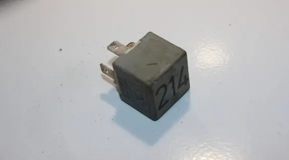 Volkswagen PASSAT B5 Other relay 443951253K