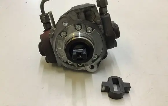 Toyota Auris 150 Fuel injection high pressure pump 221000R011 HU2940000870