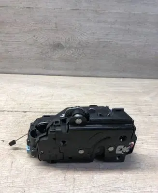 Volkswagen Golf Plus Front door lock 3D1837016AQ