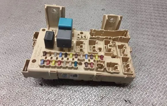 Toyota Avensis T250 Fuse module 82641CA010F 04090109421702