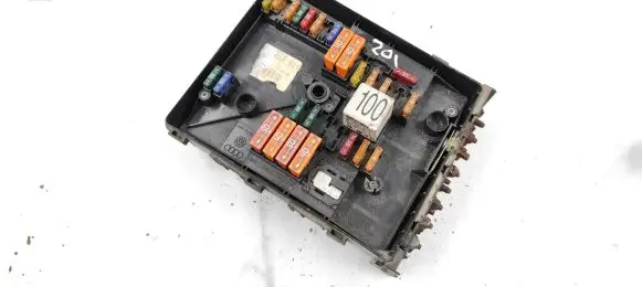Volkswagen Jetta V Fuse module 1K0937125