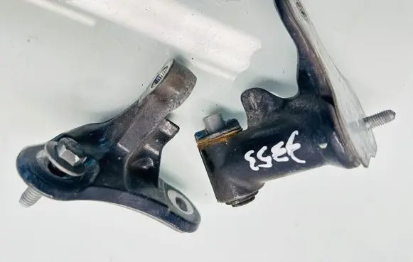 Mercedes-Benz B W246 W242 Front door lower hinge 