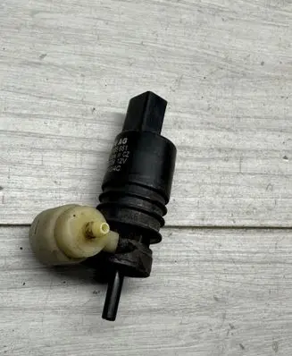 Volkswagen Golf V Windscreen/windshield washer pump 1K6955651 3122789