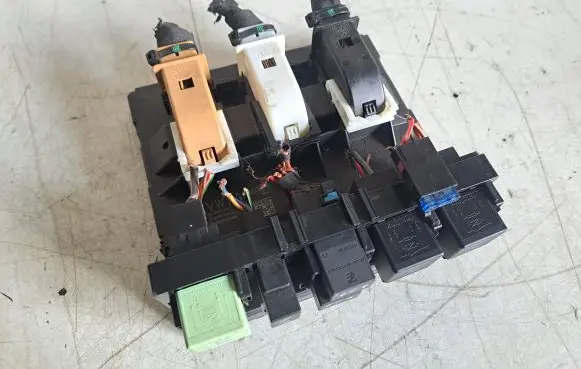 Volkswagen PASSAT B7 Fuse module 3AA937087H