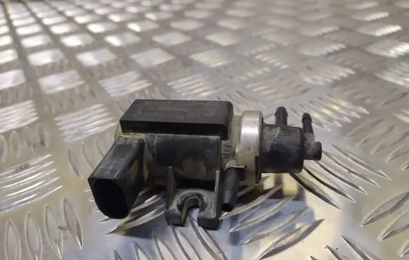 Volkswagen PASSAT B5.5 Vacuum valve 1J0906627