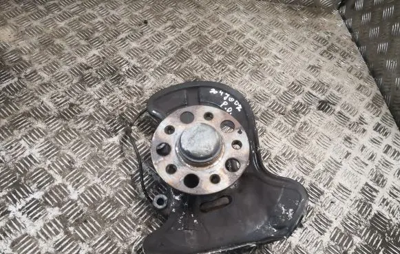Mercedes-Benz C W204 Front wheel hub 2043320201 A2043320201