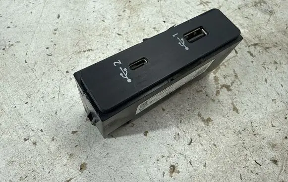 Audi Q3 F3 USB socket connector 83A035736 00726005818