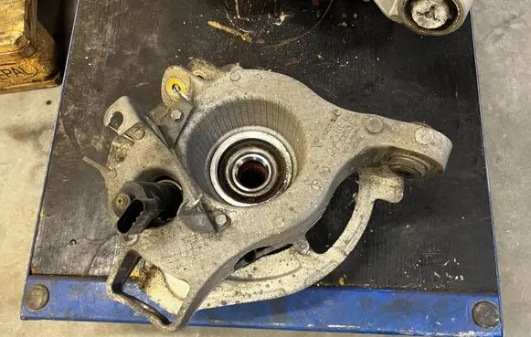 Porsche Panamera (970) Rear wheel hub spindle/knuckle 970331612