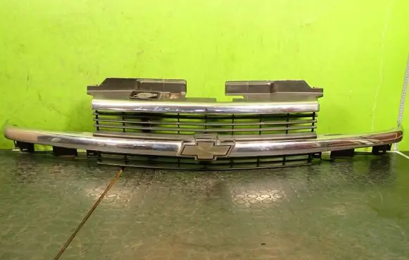 Chevrolet Blazer S10 Front bumper upper radiator grill