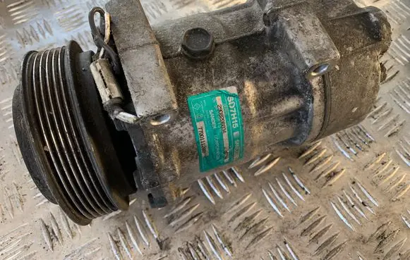 Renault Laguna I Air conditioning (A/C) compressor (pump) 7700111289