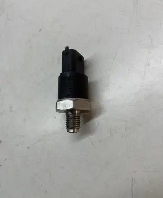 BMW 5 E39 Fuel pressure sensor 0281002405