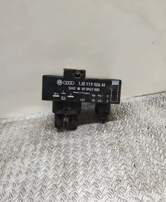 Volkswagen Golf V Coolant fan relay 1J0919506M 898967000