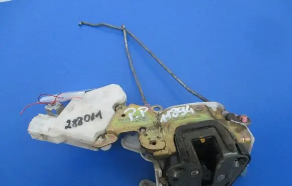 Nissan Sunny Front door lock