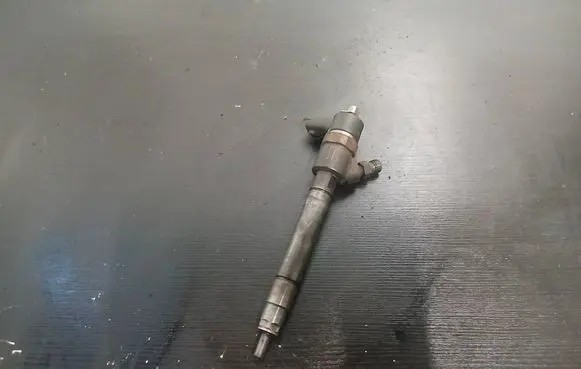 Volvo S60 Fuel injector 30750283