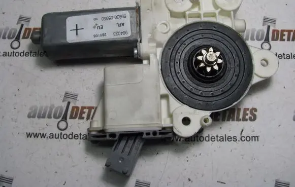 Toyota Avensis T250 Front door window regulator motor 6982005050