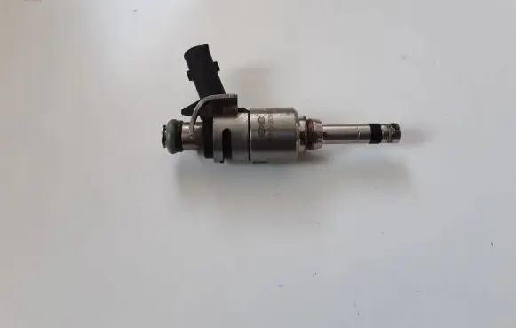 Hyundai Tucson TL Fuel injector 353102B360