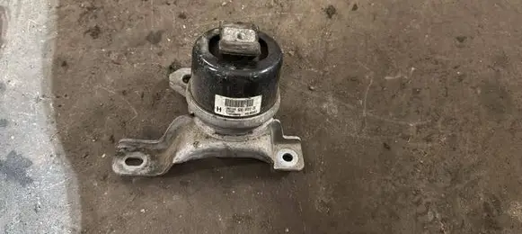 Volvo V70 Engine mount bracket 30671245