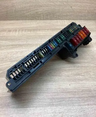 BMW 5 E39 Fuse module 15613290