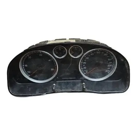 Volkswagen PASSAT B5.5 Speedometer (instrument cluster) 3b0920806a