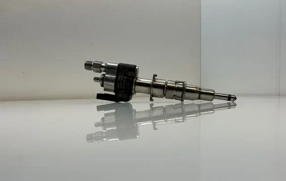 BMW 5 E60 E61 Fuel injector 7585261