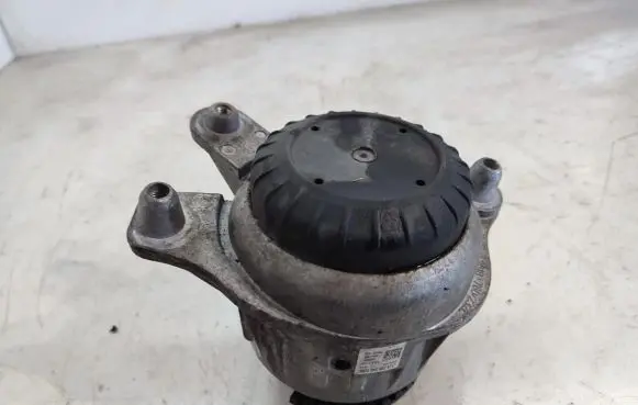 Mercedes-Benz C W205 Engine mount bracket A2052400200