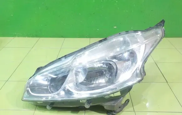 Peugeot 208 I Headlight/headlamp PRZOD
