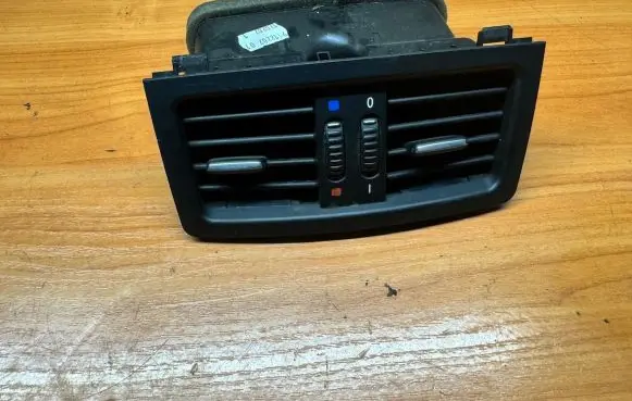Rear air vent grill