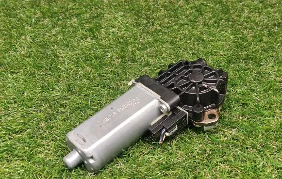 Mercedes-Benz E W212 Seat adjustment motor 820289224 0390203001