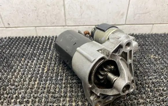 Renault Megane III Starter motor 233005951R