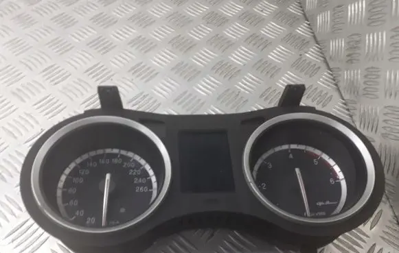 Alfa Romeo 147 Tachometer 0156072820