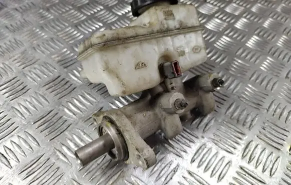 Nissan Navara D40 Master brake cylinder