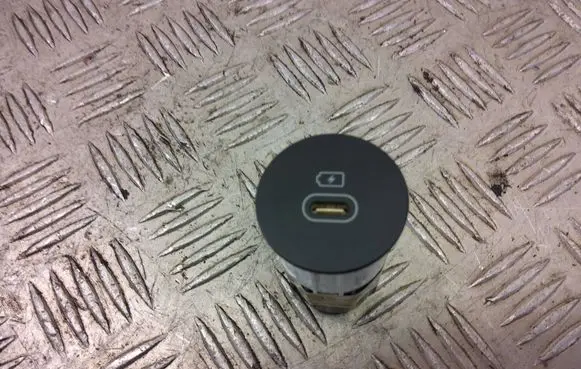 KIA Pro Cee'd III USB socket connector 96125J7700
