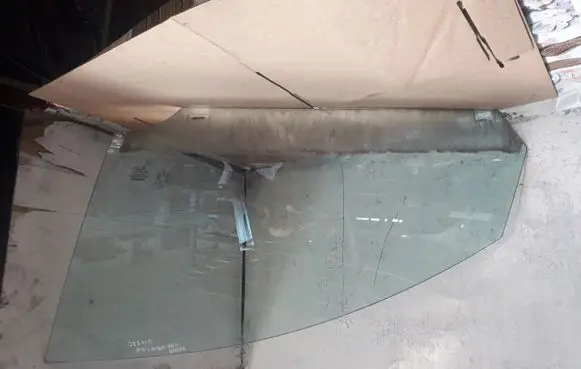 Volvo V50 Front door window glass four-door