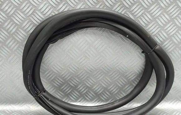 Opel Zafira C Front door rubber seal 13259937